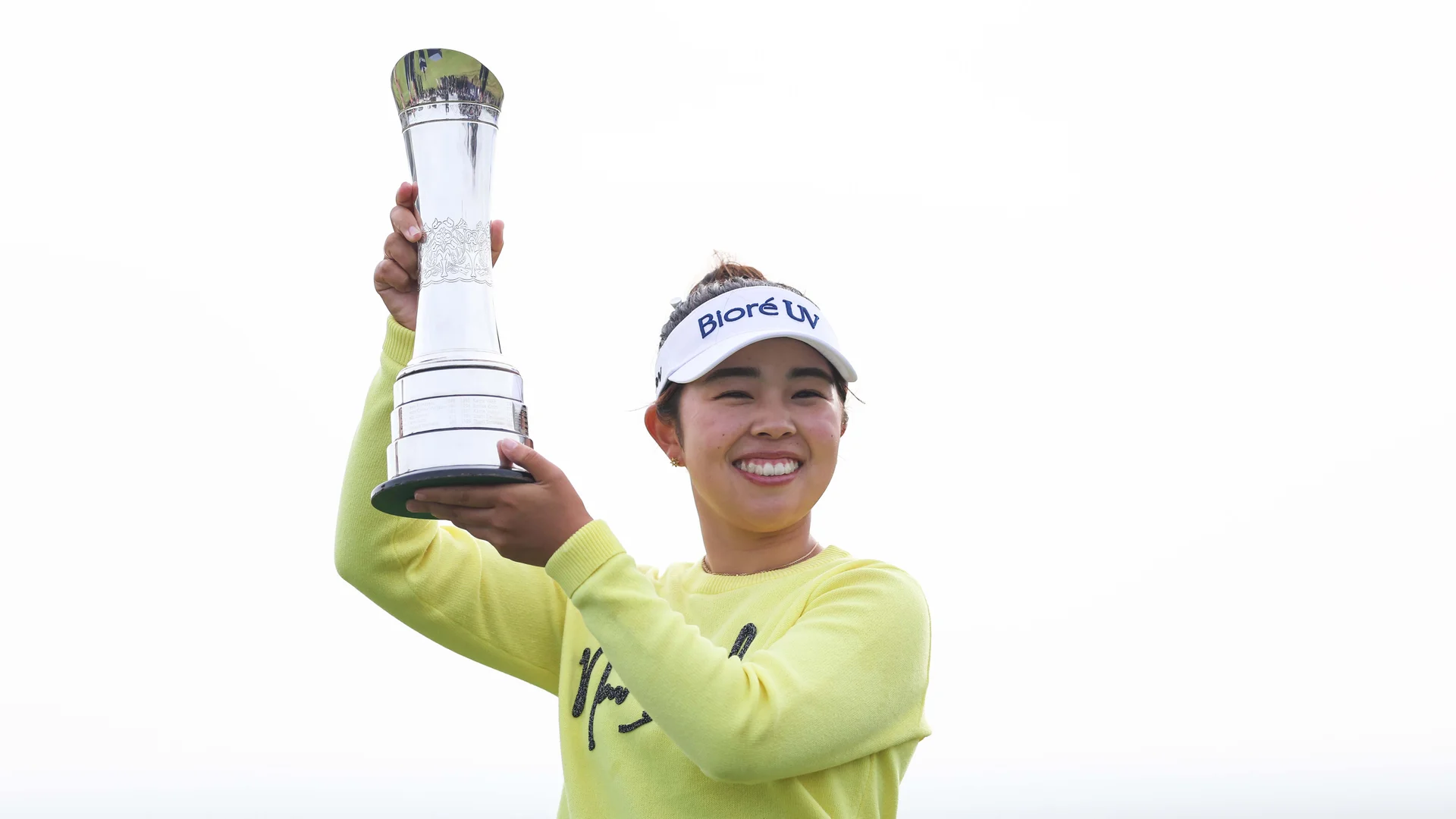 Miyu Yamashita lifts the AIG Women's Open trophy at Royal Porthcawl.